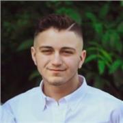 Junge Unterstützungskraft im Fach Englisch